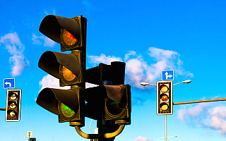 Sygnalizacja świetlna na skrzyżowaniu przy dworcu PKP i PKS w Ełku ułatwi życie kierowcom